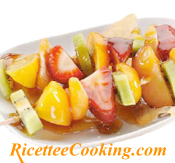 Spiedini di frutta caramellata